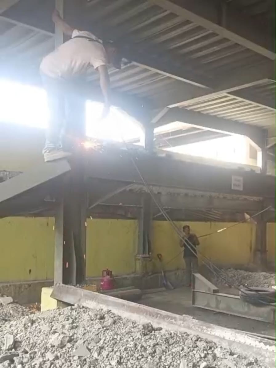 Proses Pemotongan Besi Gudang